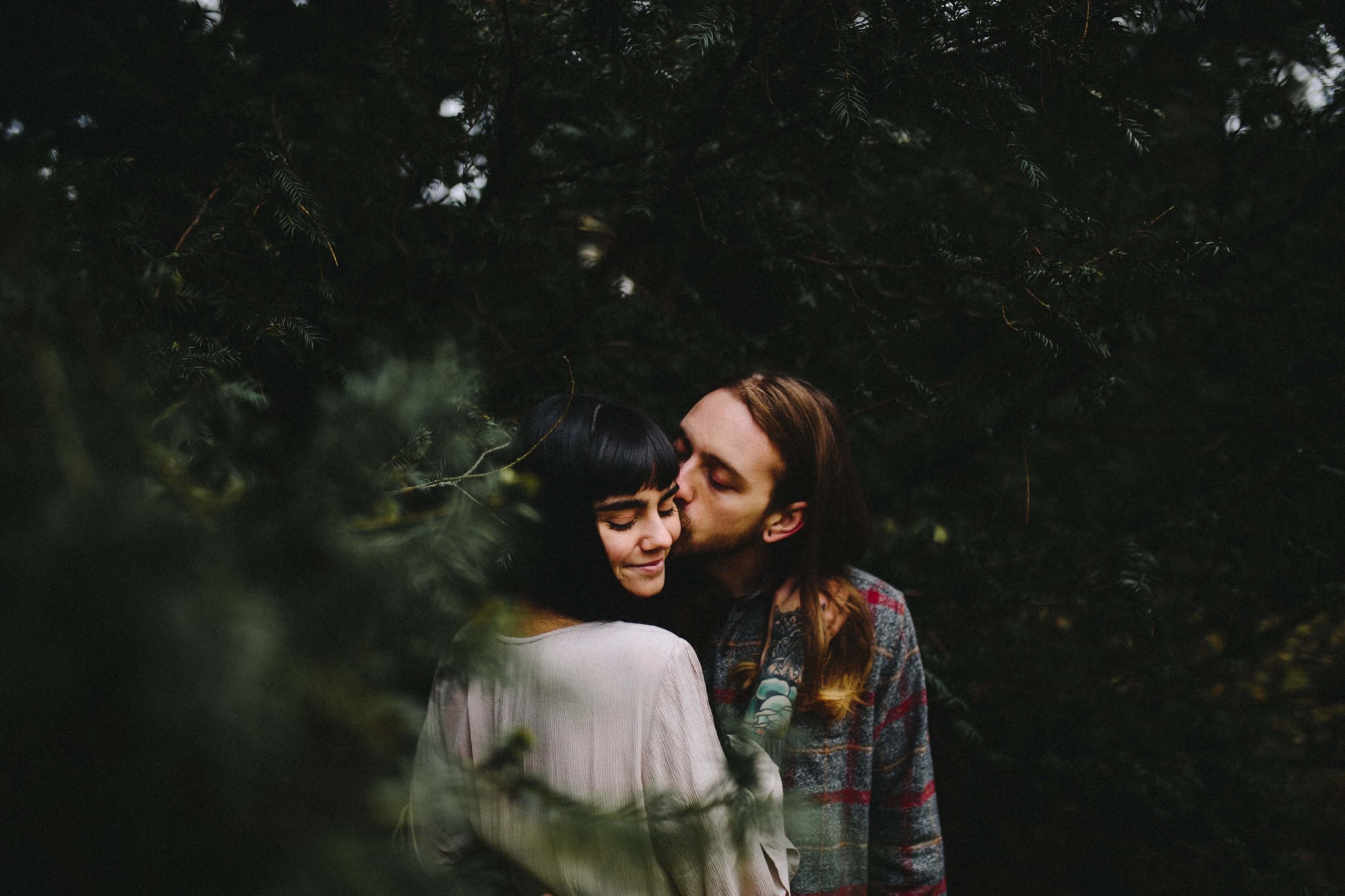 5 Clingy Relationship Behaviors That Are Hurting Your Love Life