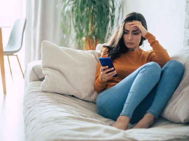 How to Spot Social Media Red Flags in Your Relationship