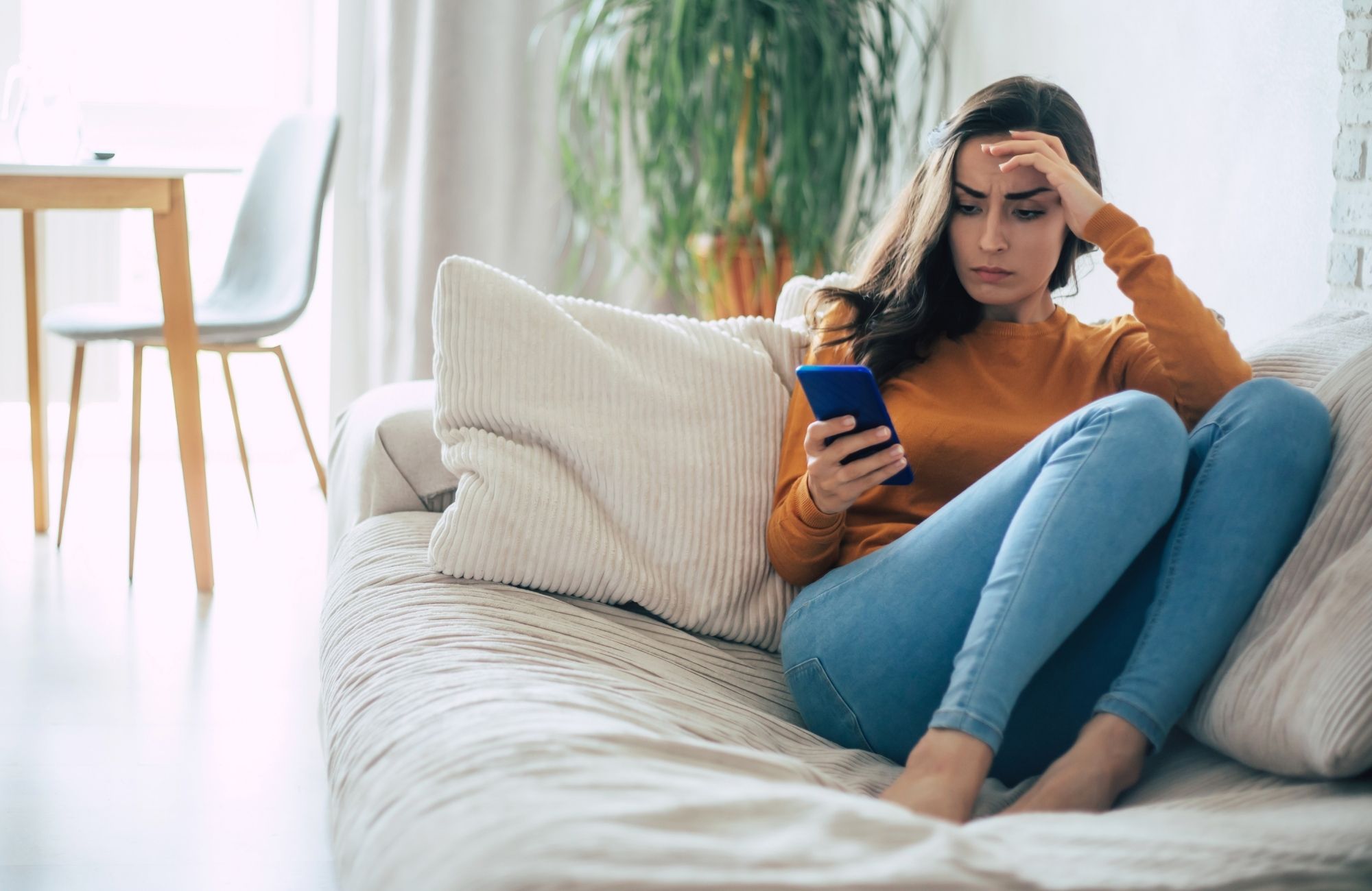 How to Spot Social Media Red Flags in Your Relationship